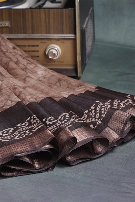 Sophisticated Brown and White Linen Saree with Modern Touch